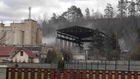 Prach nad areálom ešte pred zmenou výroby