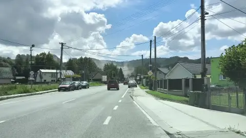 Prach nad hlavnou cestou