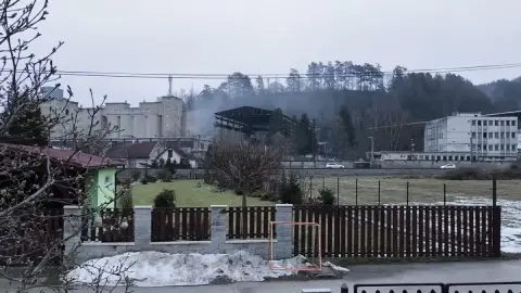 Prach nad areálom cementárne