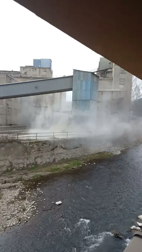 Vykládka slinku, prach pri vagónoch
