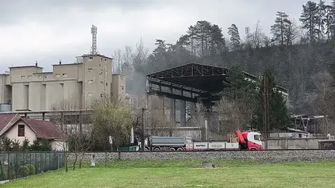 Prach nad areálom cementárne