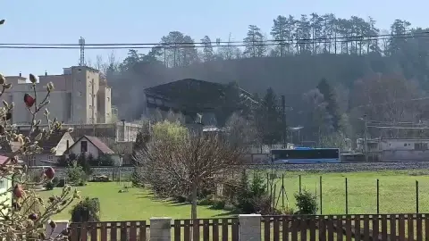 Prach nad areálom cementárne