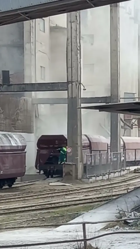 Vykládka slinku, prach pri vagónoch