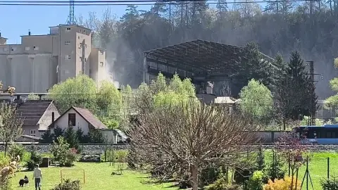Prach nad areálom cementárne
