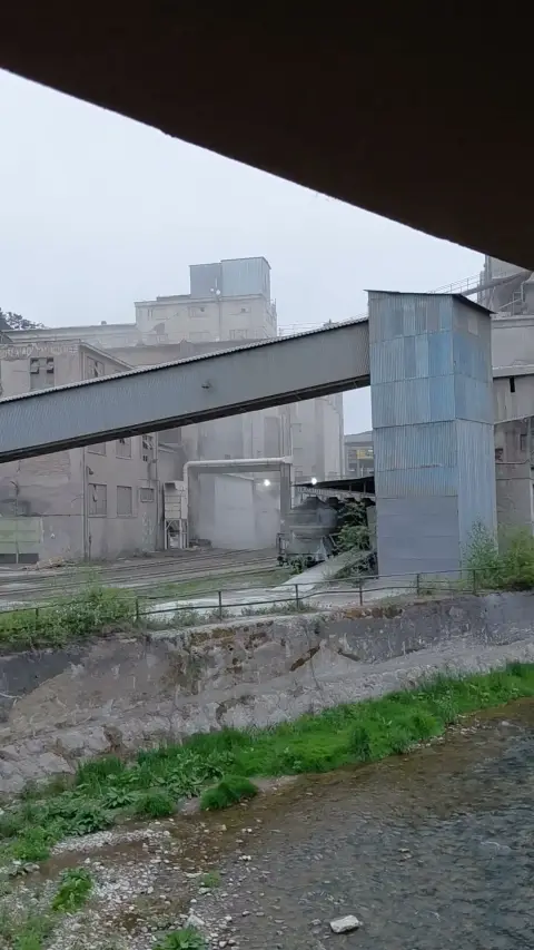 Vykládka slinku, prach pri vagónoch