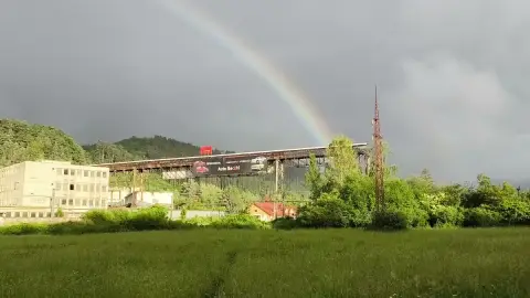 Prach nad areálom cementárne