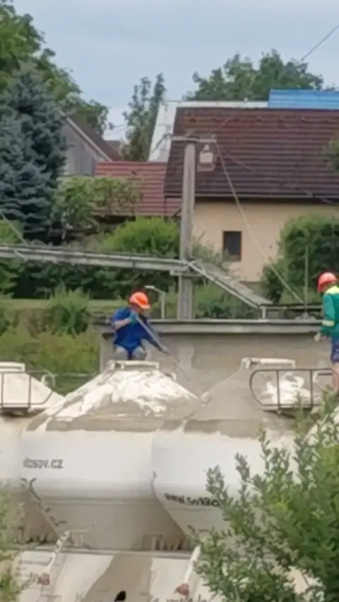 Vykládka slinku, prach pri vagónoch