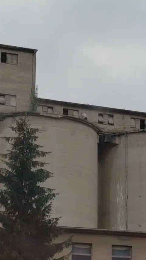Vykládka slinku, prach pri vagónoch