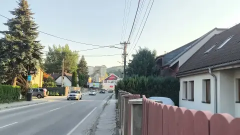Prach nad hlavnou cestou