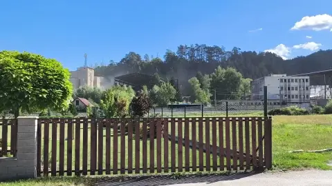 Prach nad areálom cementárne