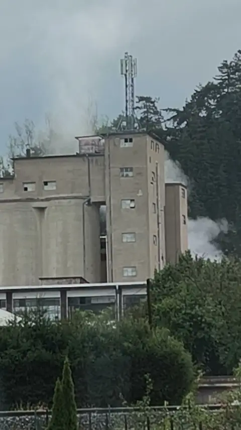 Prach nad areálom cementárne