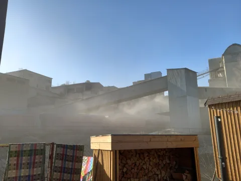 Prach nad areálom cementárne