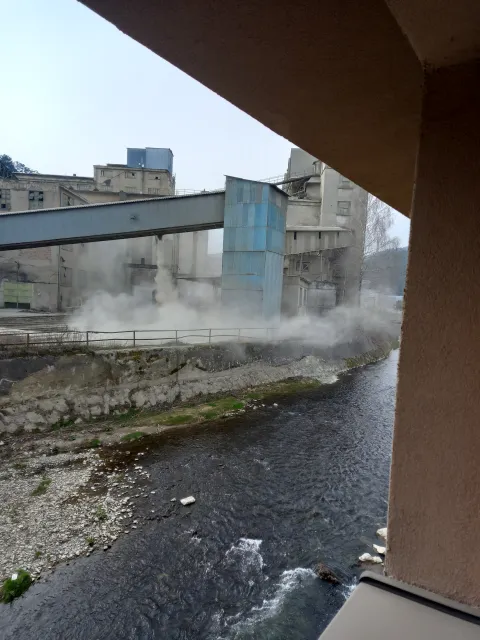 Prach na hladine Rajčianky
