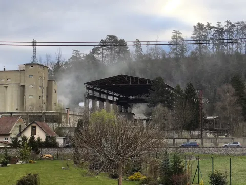 Prach nad areálom cementárne
