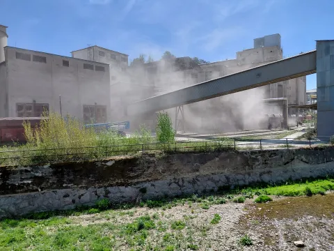 Prach nad areálom cementárne