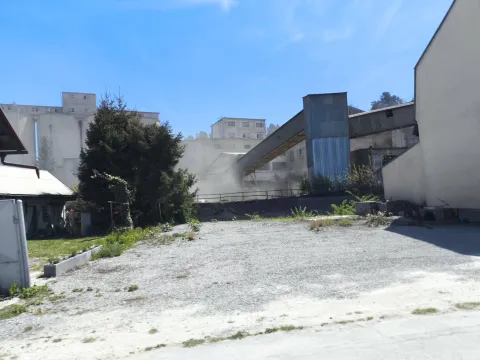 Prach nad areálom cementárne