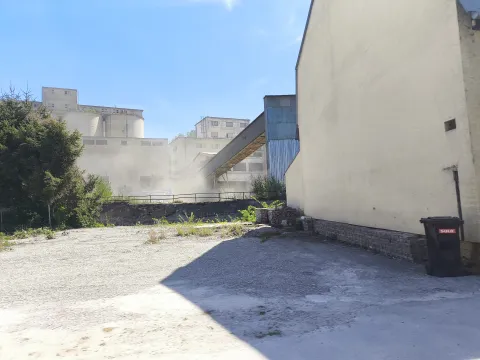 Prach nad areálom cementárne