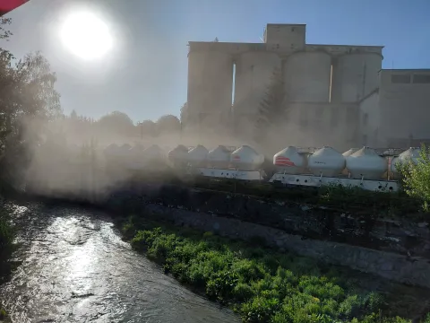 Vykládka slinku, prach pri vagónoch