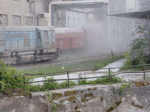 Vykládka slinku, prach pri vagónoch