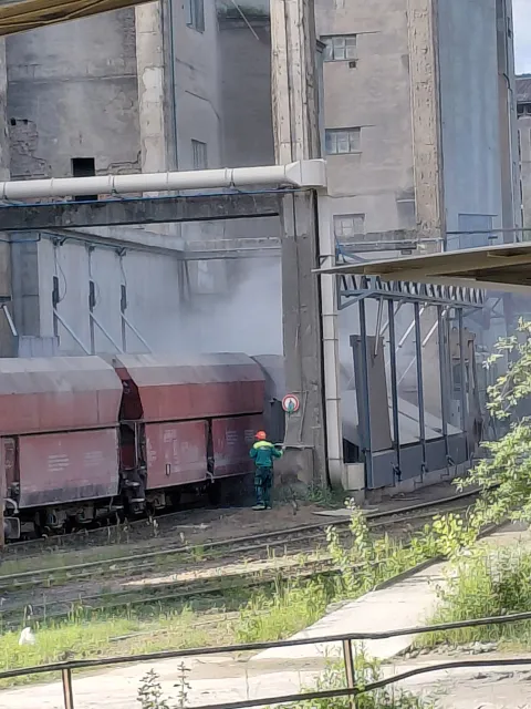 Vykládka slinku, prach pri vagónoch