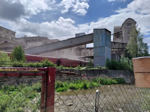 Prach nad areálom cementárne