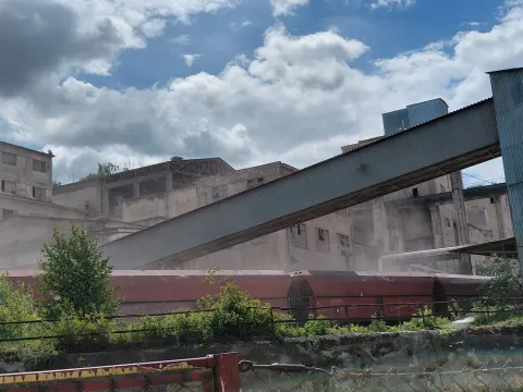 Prach nad areálom cementárne
