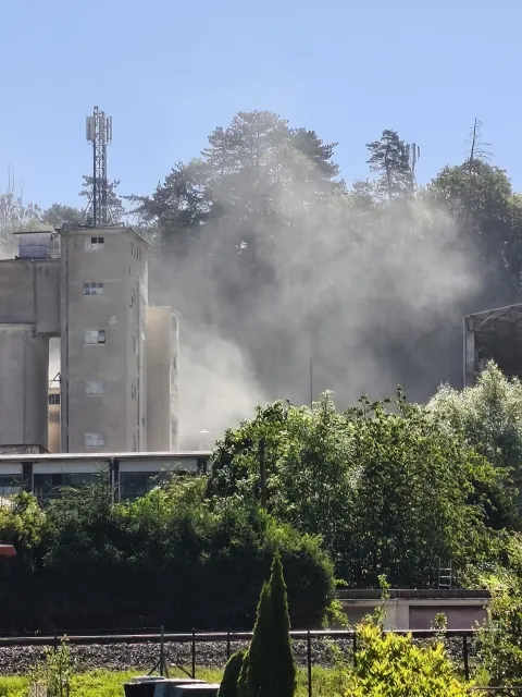 Prach nad areálom cementárne