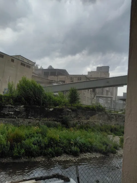 Prach nad areálom cementárne