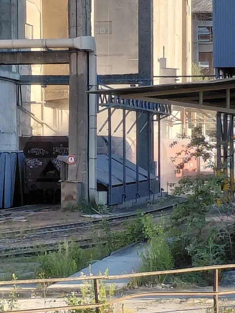 Vykládka slinku, prach pri vagónoch