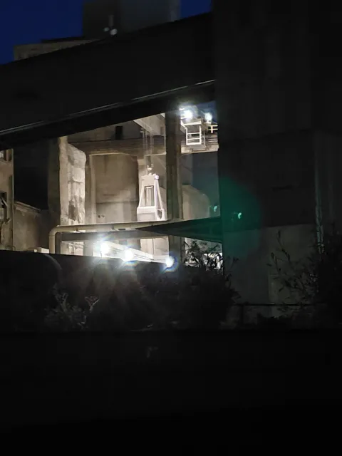 Vykládka v noci, prach v svetle reflektorov