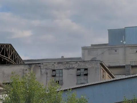 Prach nad areálom cementárne