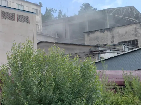 Prach nad areálom cementárne