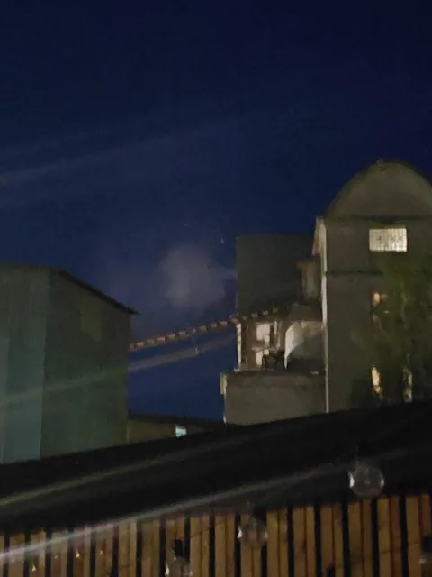Vykládka v noci, prach v svetle reflektorov