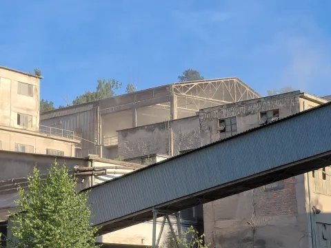 Prach nad areálom cementárne