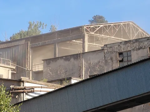 Prach nad areálom cementárne