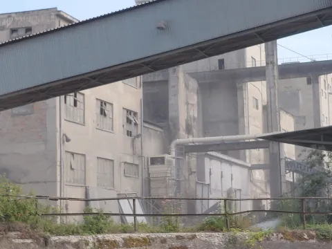 Prach nad areálom cementárne