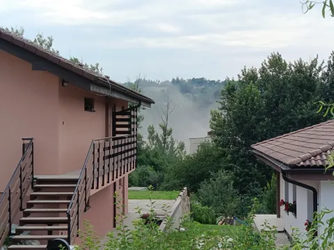Prach nad domami v obci
