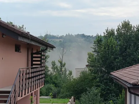 Prach nad domami v obci