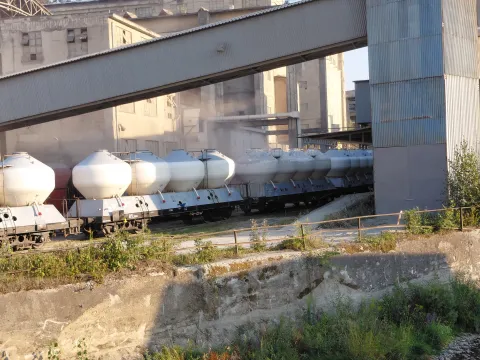 Vykládka slinku, prach pri vagónoch