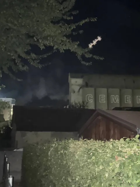 Vykládka v noci, prach v svetle reflektorov