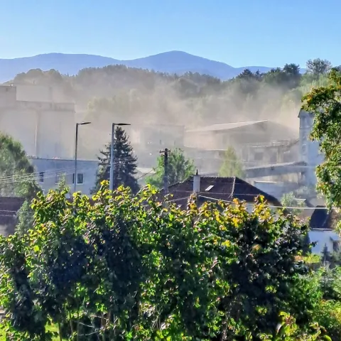 Prach nad areálom cementárne
