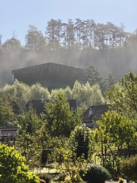 Prach nad areálom cementárne