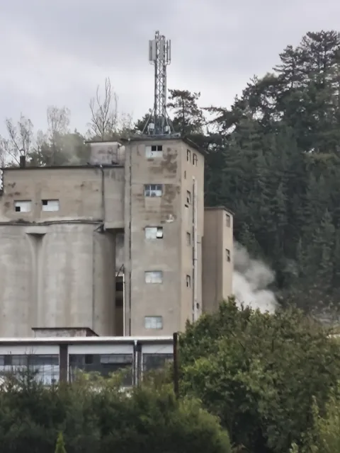 Prach nad areálom cementárne