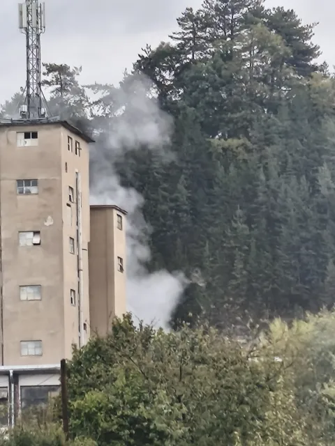 Prach nad areálom cementárne