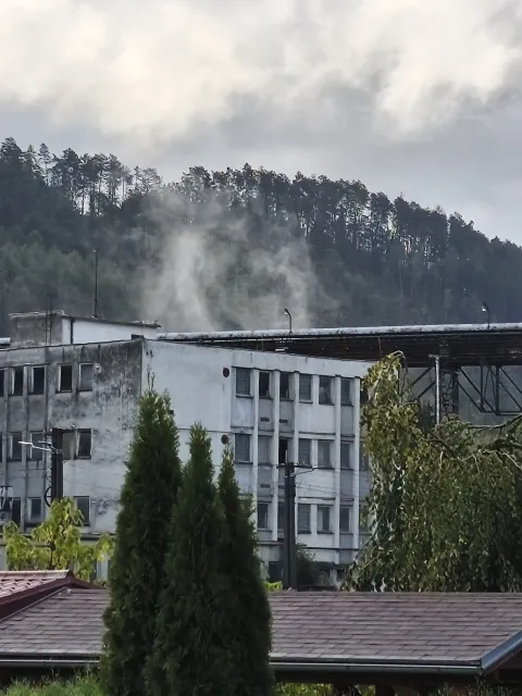 Prach nad areálom cementárne